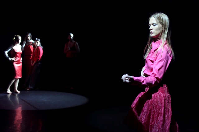 Predstava Tam daleč (premiera 2009, PTL, kor. Sinja Ožbolt), foto: Miha Fras
