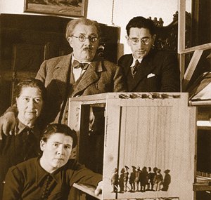 Družina Milana Klemenčiča ob odru Miniaturne lutke - 1936 (Mojca Klemenčič, Mila Klemenčič, Milan Klemenčič, Savo Klemenčič)