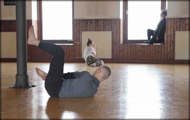 N. Jelesijević na plesnem labu Choreographic Turn 7 s C. Larrère, NDA Slovenija, SMEEL, 17-19.4.2023. Foto: S.S.